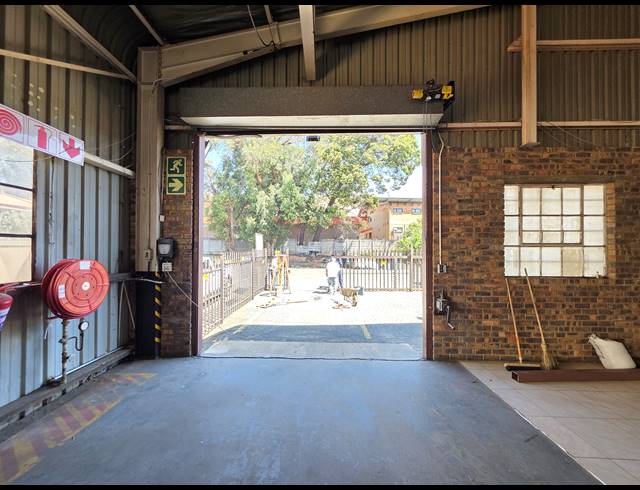 900M² WAREHOUSE FOR SALE IN ROBERTSHAM